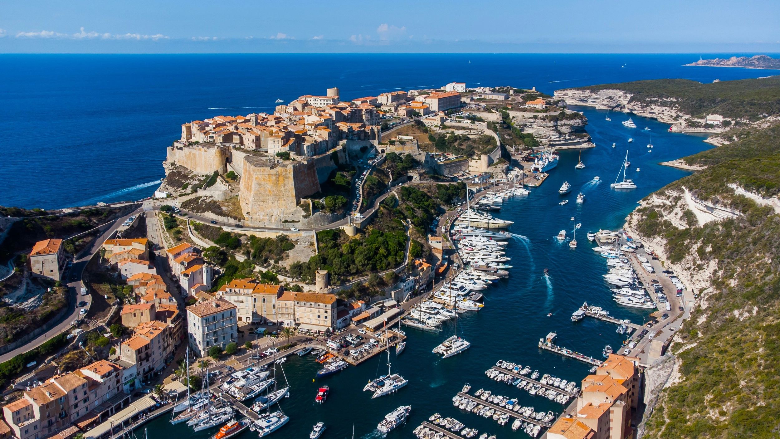 Vue aérienne de la citadelle et du port de Bonifacio en Corse du Sud