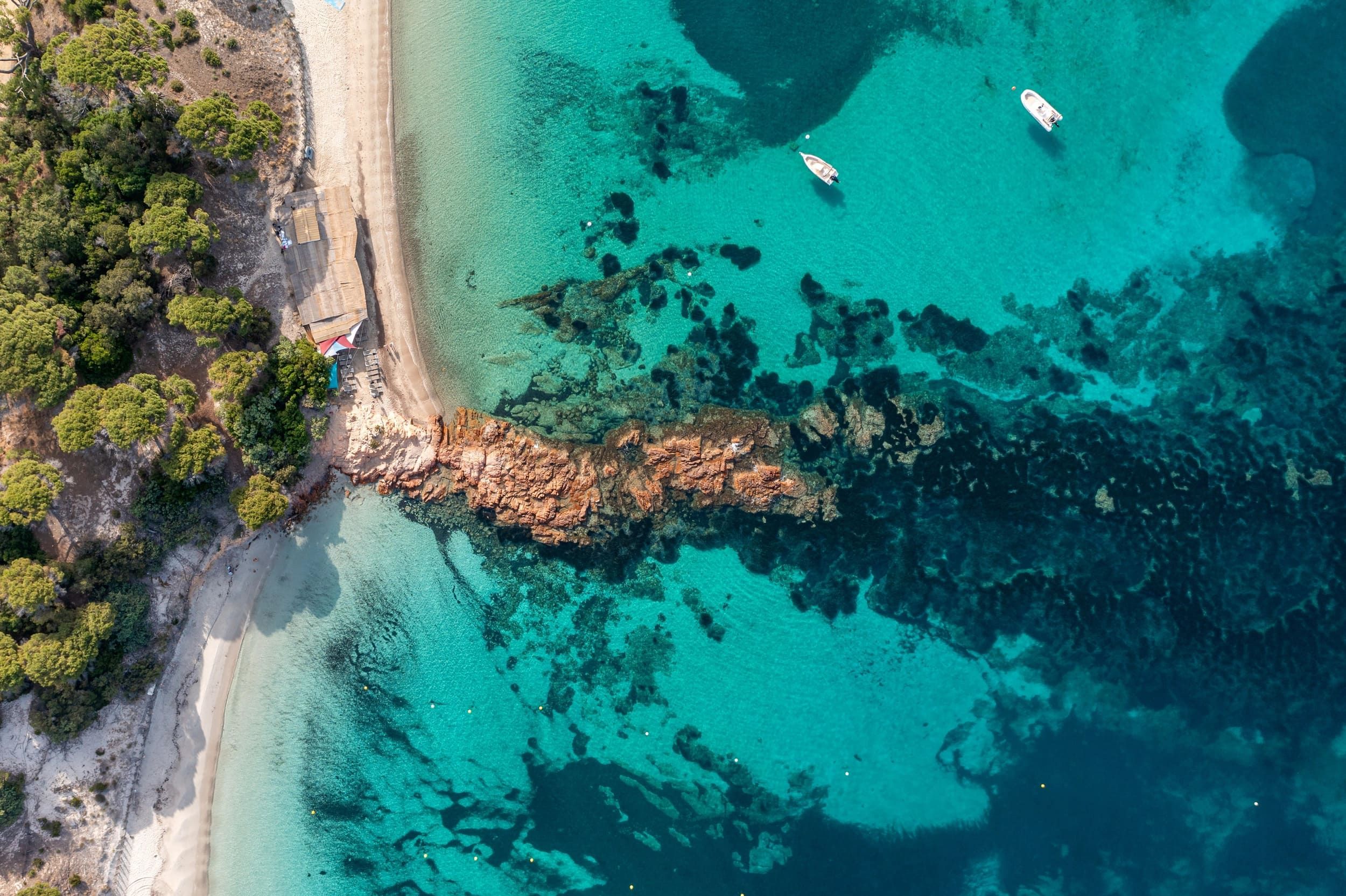 Vue aérienne d’une plage de sable blanc avec mer turquoise à Porto-Vecchio