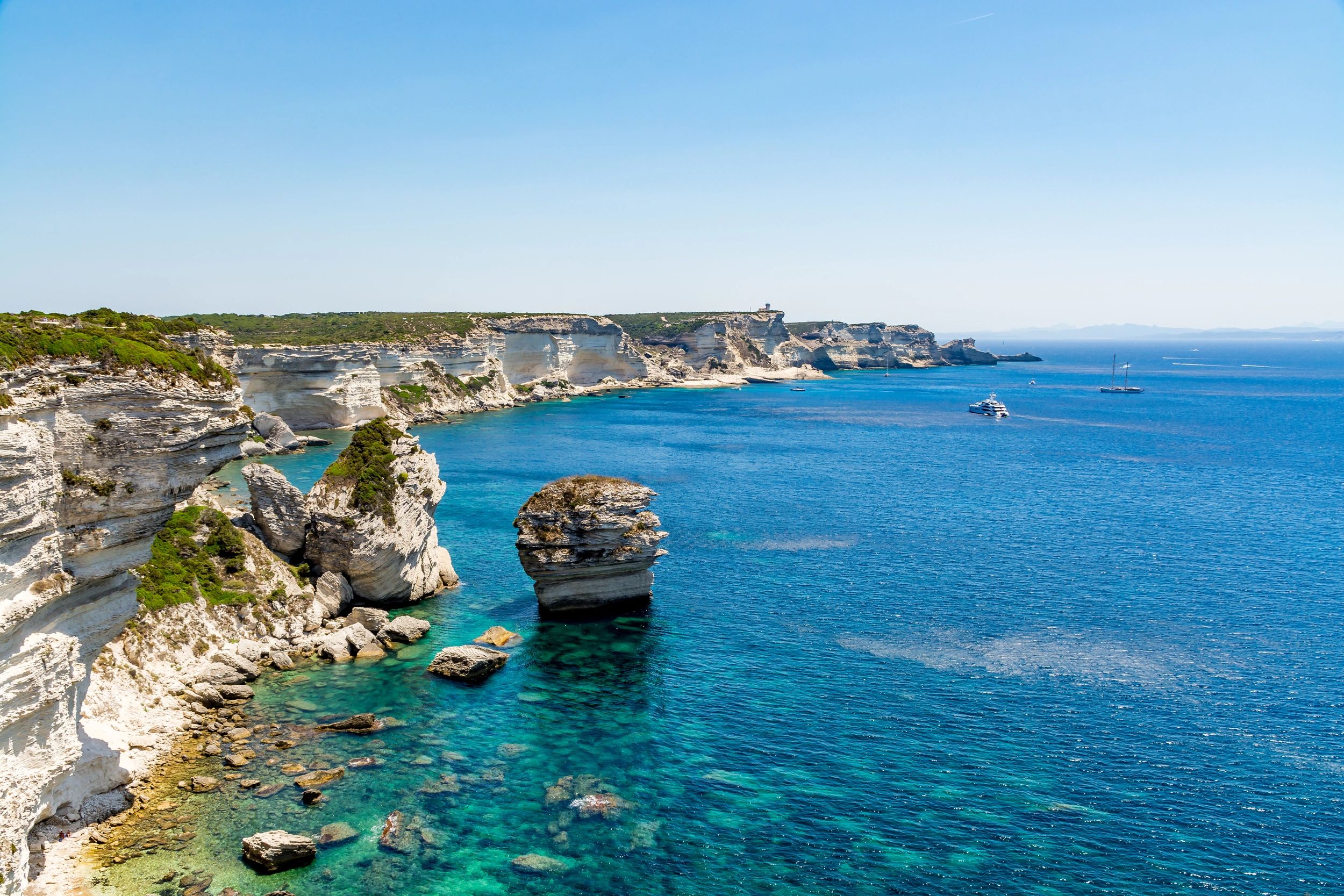 Falaises blanches de Bonifacio dominant la mer Méditerranée